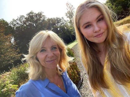 Princesa Amalia de Holanda junto a la periodista Claudia de Breij, quien la asistió en su autobiografía