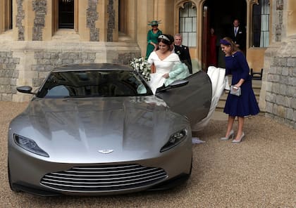 Una sorpresa de cine para la novia: el Aston Martin de la última película de James Bond los esperaba para llevarlos a la segunda fiesta.
