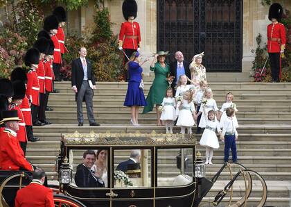 A bordo del Scottish State Coach, que data de 1830, tirado por cuatro caballos windsor grey, los recién casados salen a recorrer Windsor. Tras ellos, su cortejo nupcial, sus padres y hermanos.