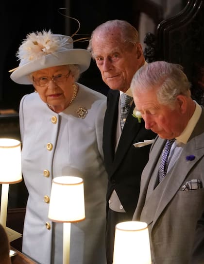 La reina Isabel II, el duque de Edimburgo y el príncipe Carlos durante la ceremonia.