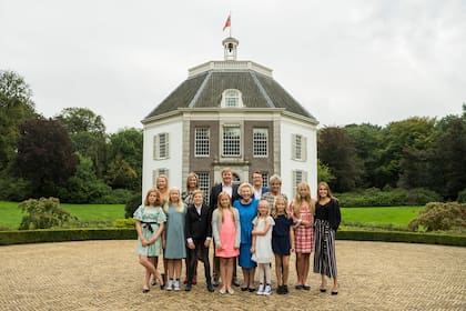 Rodeada por sus hijos, nueras y nietos, la princesa Beatriz posa en los jardines de Drakensteyn. La fotografía se tomó en el otoño de 2017.