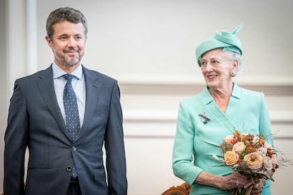 La reina Margarita y el príncipe heredero Federico, en el Parlamento de Dinamarca, el 4 de octubre de 2022