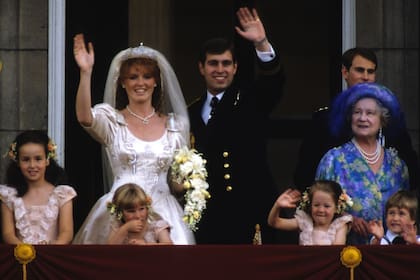 Tras su boda, el príncipe Andrés y Sarah Ferguson saludan al pueblo desde los balcones de Buckingham, el 23 julio 1986. ¿Usará su hija Eugenia la Corona Nupcial, regalo de la reina Isabel II, que Sarah logró conservar luego de su divorcio?