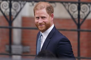 Príncipe Enrique visita la tumba de la reina en su viaje a Reino Unido