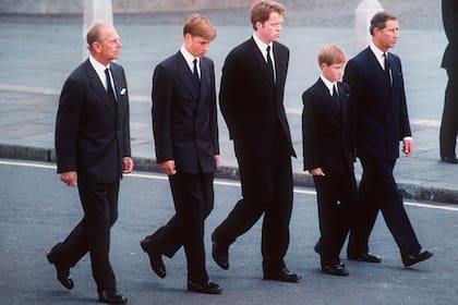 Príncipe Felipe, duque de Edinburgo, el príncipe William, Earl Spencer, el príncipe Harry y el príncipe heredero Carlos marchan detrás del ataud de la princesa Diana, el 6 de septiembre de 1997, durante su multitudinaria despedida en Londres.(Photo by Anwar Hussein/Getty Images)