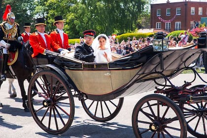 El principe Harry y Meghan Markle llegaron a un acuerdo con el Palacio de Buckingham para renunciar a sus títulos de alteza real