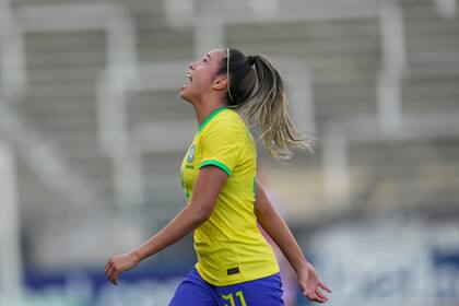 Priscila celebra tras anotar cuarto gol de Brasil en la victoria 4-3 ante Japón en un partido amistoso, el jueves 30 de noviembre de 2023, en Sao Paulo. (AP Foto/Andre Penner)