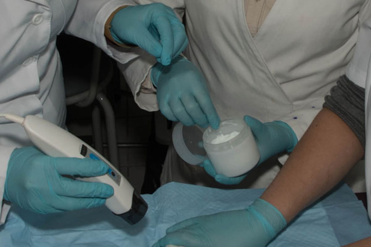 Priscilla Brebi y Daniela León lideraron la investigación que busca eliminar las células malignas del cáncer a la piel