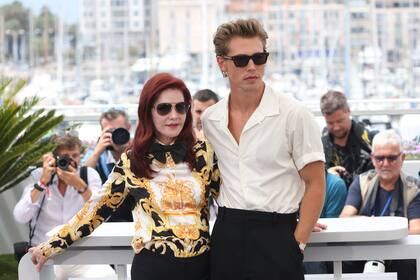 Priscilla Presley, izquierda, y Austin Butler posan en la sesión 'Elvis' en la 75a edición del Festival de Cine de Cannes en Francia el 26 de mayo de 2022. (Foto Vianney Le Caer/Invision/AP)
