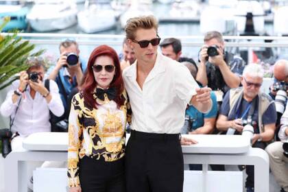 Priscilla Presley y el chico de moda en el Festival de Cannes.