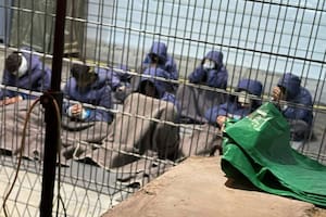 Prisioneros con las manos y las piernas atadas en el patio de la prisión militar de Sde Teiman, en el sur de Israel.
