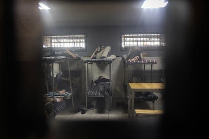 Prisioneros de guerra rusos en literas, dentro de una celda de prisión ucraniana en el norte de Ucrania