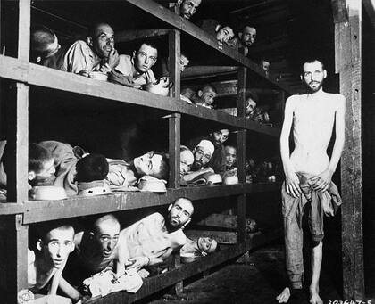 Prisioneros en sus literas en el campo de concentración después de la liberación en enero de 1945.
