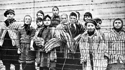 Prisioneros jóvenes y niños, tras las rejas, en 1943