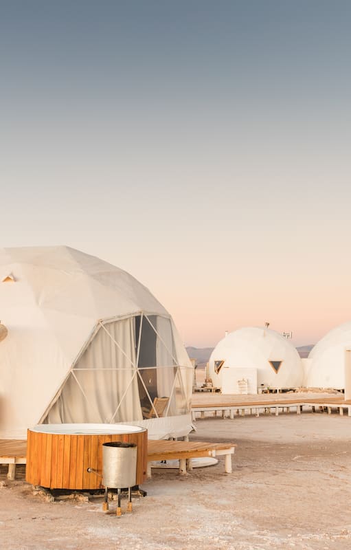 Atardecer en la terraza exterior en uno de los cuatro domos del Luxury Camp.
