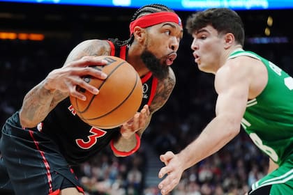 Pritchard anota 33 puntos y Celtics vencen 112-96 a unos Raptors en mala racha