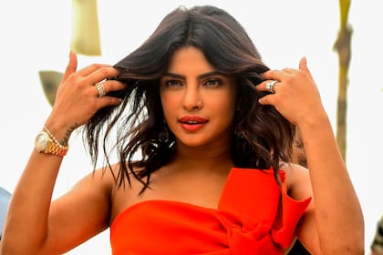 Priyanka Chopra Jonas no pasó inadvertida por los fotógrafos mientras promocionaba su estreno