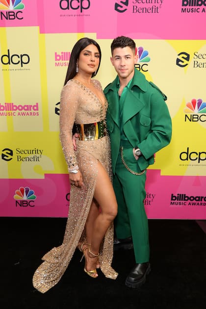 Priyanka Chopra Jonas y Nick Jonas posan en el backstage de los Billboard Music Awards 2021; el músico, vestido por Fendi, fue el anfitrión de la noche y su esposa, una de las presentadoras