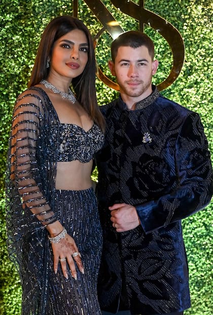 Priyanka Chopra y Nick Jonas brillaron con sus outfits en la ceremonia hindú Sangeet que se realizó el miércoles 6 en Mumbai previo a la boda del hermano de la actriz, Siddharth Chopra, con su prometida, Neelam Upadhyaya