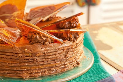 Probá una torta de pionono, crema de chocolate espesa y caramelo