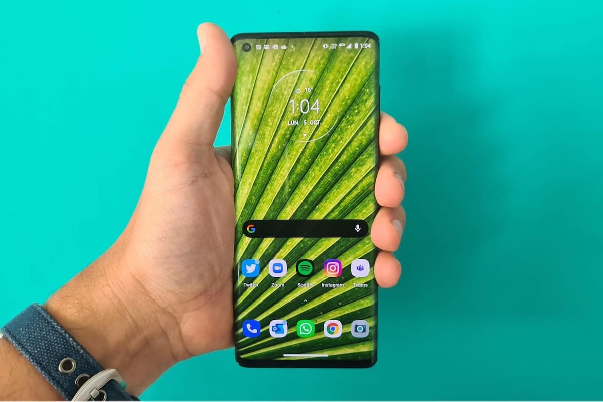 Probamos el Motorola Edge, que se vende en la Argentina por 75.000 pesos y que tiene una pantalla de 6,7 pulgadas con efecto cascada, triple cámara trasera y un chip con conectividad 5G