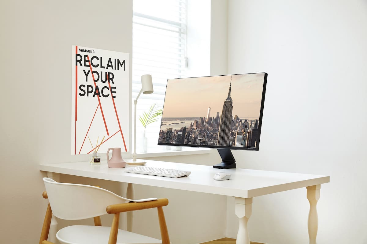 Probamos la versión de 27” con resolución WQHD, que integra un soporte con una abrazadera para instalarlo en la mesa de trabajo, con un sistema que le permite adoptar muchas posiciones y acomodarse según la posición de trabajo del usuario