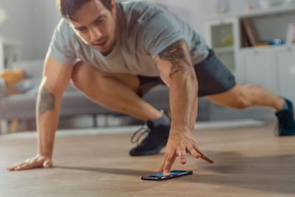 Probamos tres apps que ofrecen rutinas para montar en bici, sesiones de yoga y entrenamiento personalizado, y todo sin salir de casa