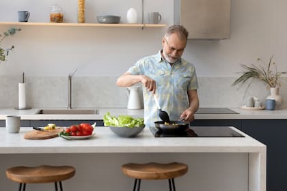 Probar a medida que se cocina es clave: desde el comienzo vemos cómo evolucionan los sabores, cómo se ajustan cada vez que agregamos algo diferente