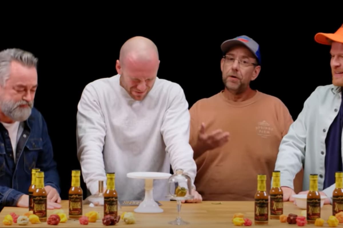 Probaron el pimiento más picante del mundo y su reacción fue brutal (Captura Video YouTube)