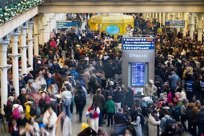 Problemas eléctricos y un tren atascado interrumpen el Eurotúnel, dejando a pasajeros varados