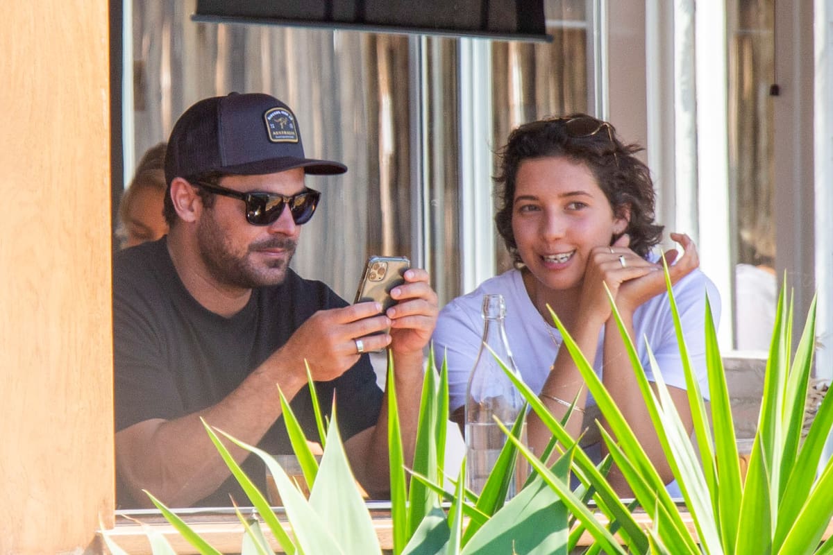 ¿Problemas? La acalorada discusión entre Zac Efron y su nueva novia en una cafetería