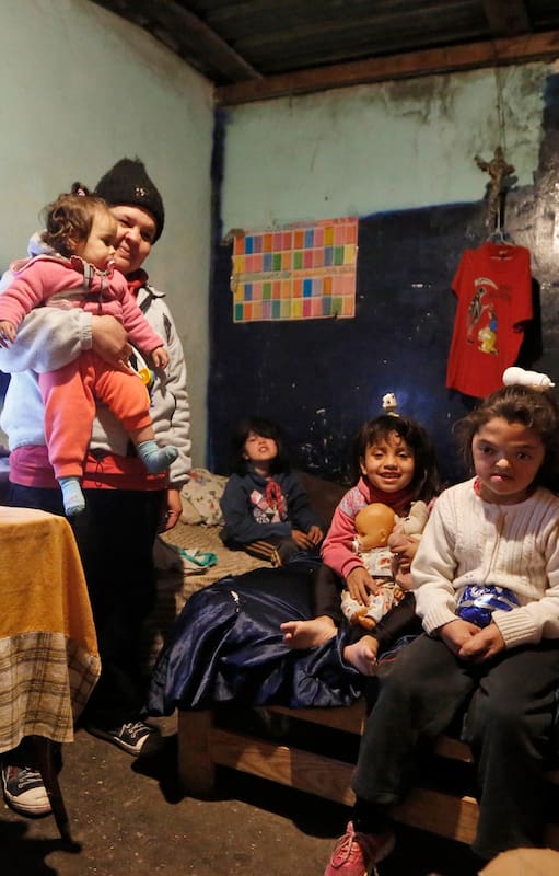 Problemas para estudiar y desarrollarse, y una mayor exposición a situaciones de estrés y violencia son algunas de las graves consecuencias de crecer en un espacio inadecuado