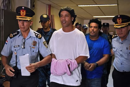 El juez de garantías dispuso que Ronaldinho cumpla con la prisión domiciliaria en un hotel de la ciudad de Asunción.