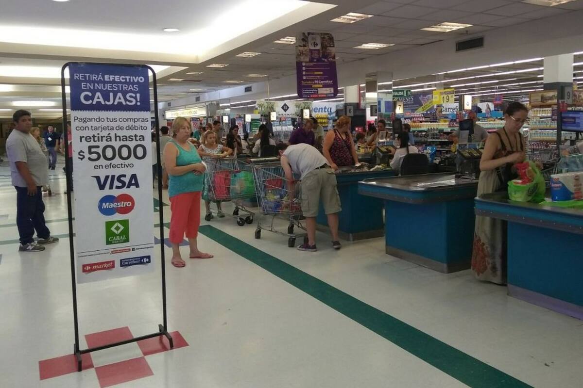 Problemas técnicos, filas interminables, huelgas del sector bancario y fines de semana largos han complicado la tarea de extraer dinero; frente a este escenario, cobraron una mayor importancia los servicios que permiten hacerlo en comercios con la tarjeta de débito