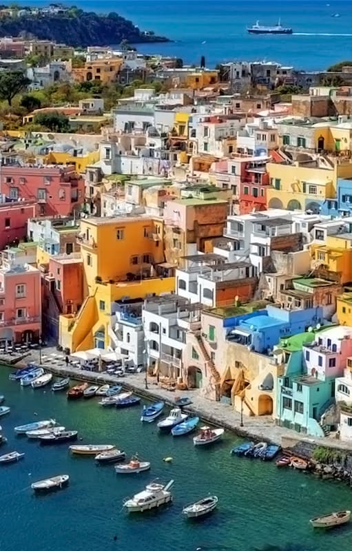 Procida es una acuarela de mar, botes y edificios en Nápoles.