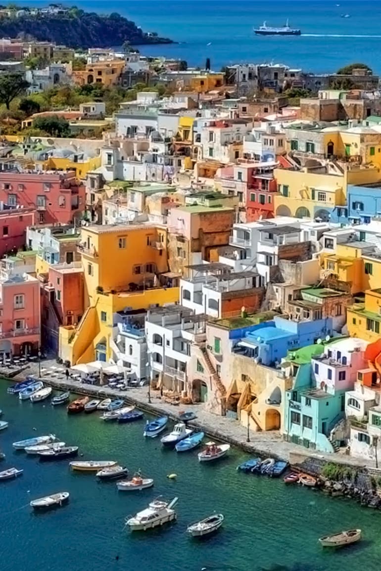 Procida es una acuarela de mar, botes y edificios en Nápoles.