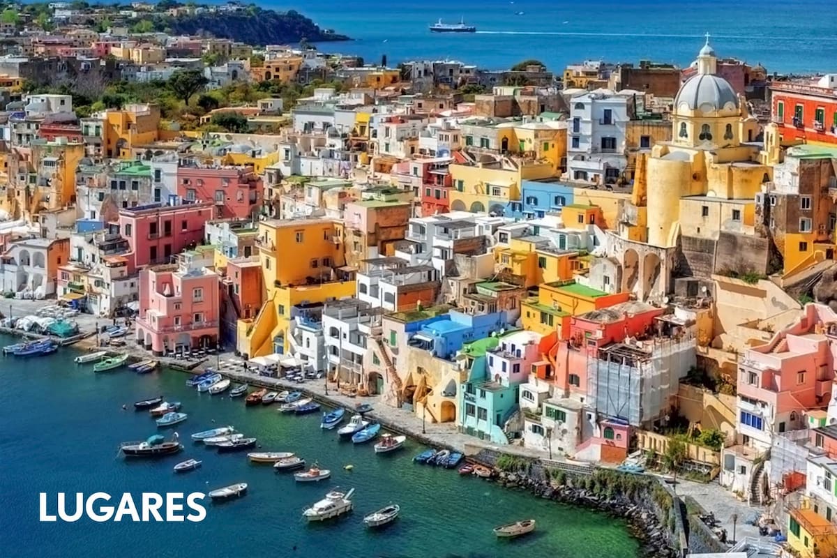 Procida es una acuarela de mar, botes y edificios en Nápoles.