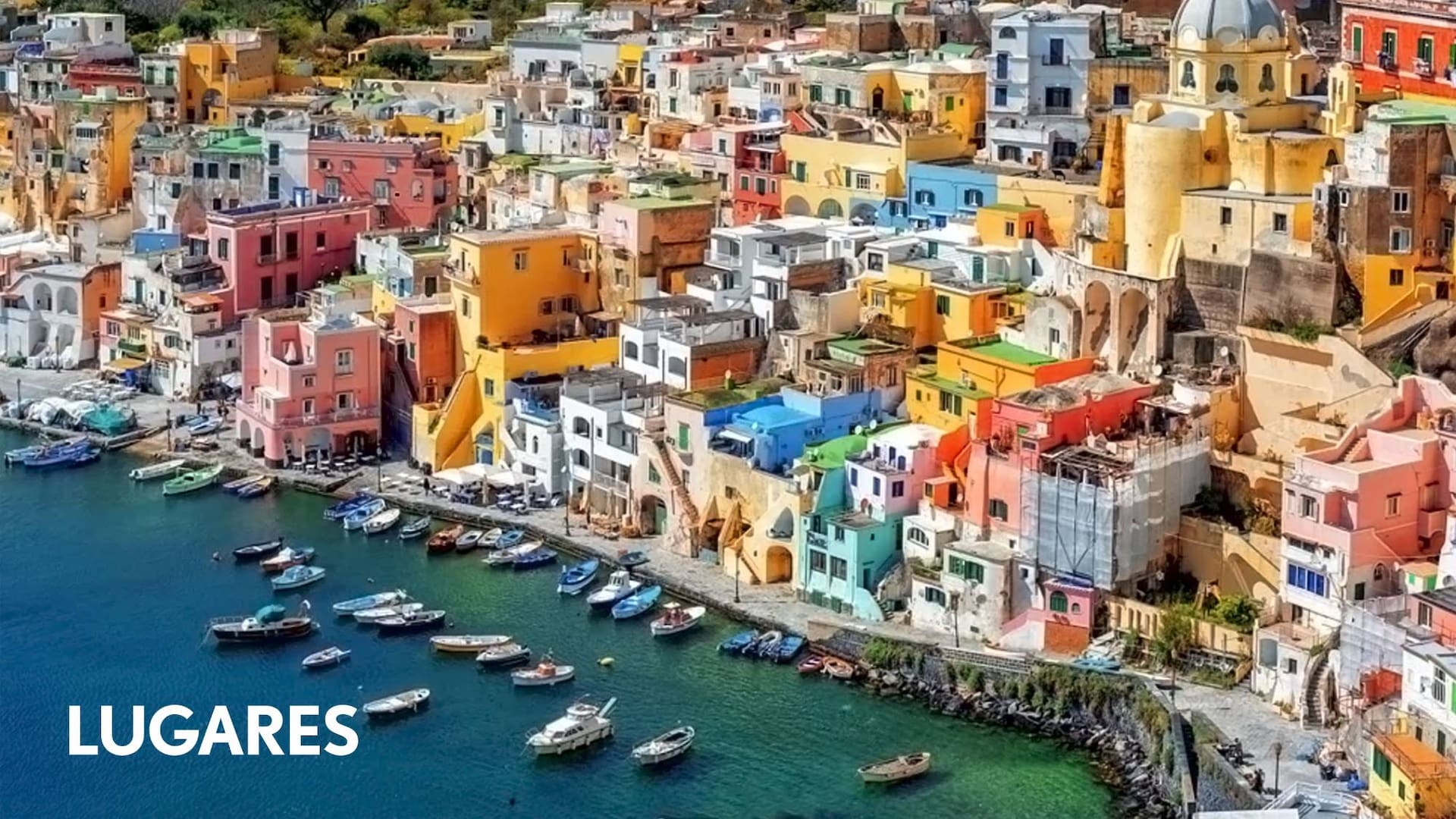 Procida es una acuarela de mar, botes y edificios en Nápoles.