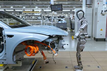 Producción de automóviles en China, con la participación de un robot humanoide impulsado por IA