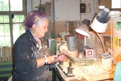 Producción de mamushkas en un taller ruso.