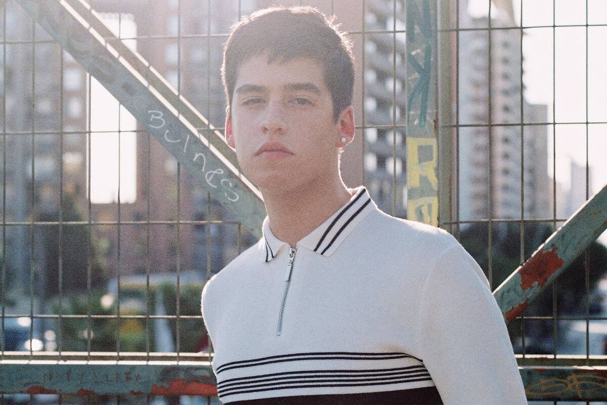 Producido por Alex Anwandter, en su disco debut el artista pop canta "desde un lugar más personal" y con un gen combativo