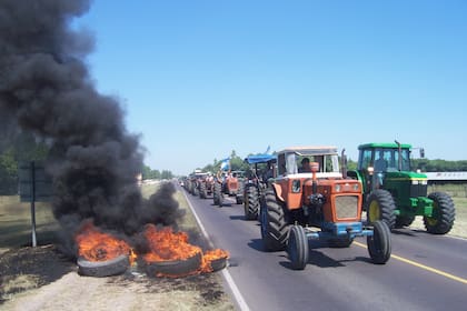 Productores agropecuarios cortan una ruta en la provincia de Santa Fe, en marzo de 2008, en protesta por un aumento en las retenciones a las exportaciones; para paliar el enorme déficit fiscal, los ministros de Economía suelen recurrir a la suba de impuestos