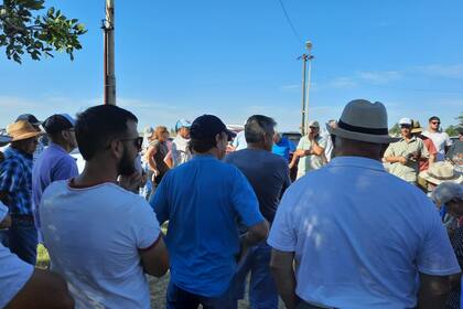 Productores autoconvocados se reunieron este lunes en el cruce de ruta 188 y ruta a La Violeta en Guerrico para pedir por una baja de retenciones