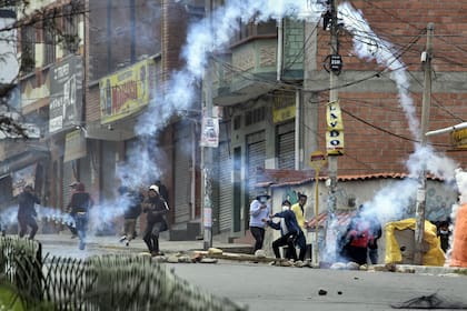 Productores de coca se enfrentan con la policía por retomar el control del mercado
