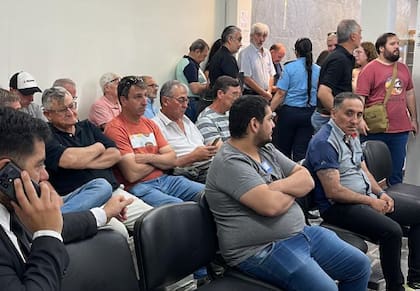Productores de la región que acompañaron a Barber en su presentación donde busca la devolución de las tierras