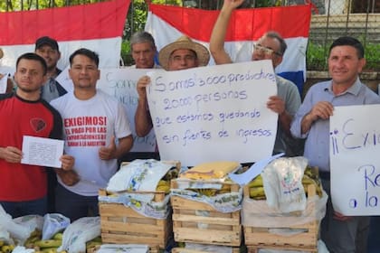 Productores de Paraguay se manifiestan en reclamo por el pago de las bananas que han enviado a la Argentina