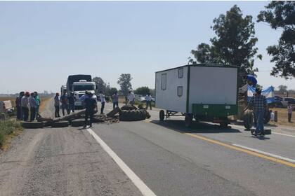 Productores de Tucumán cortan la ruta 9 cerca de Santiago del Estero por las trabas para circular