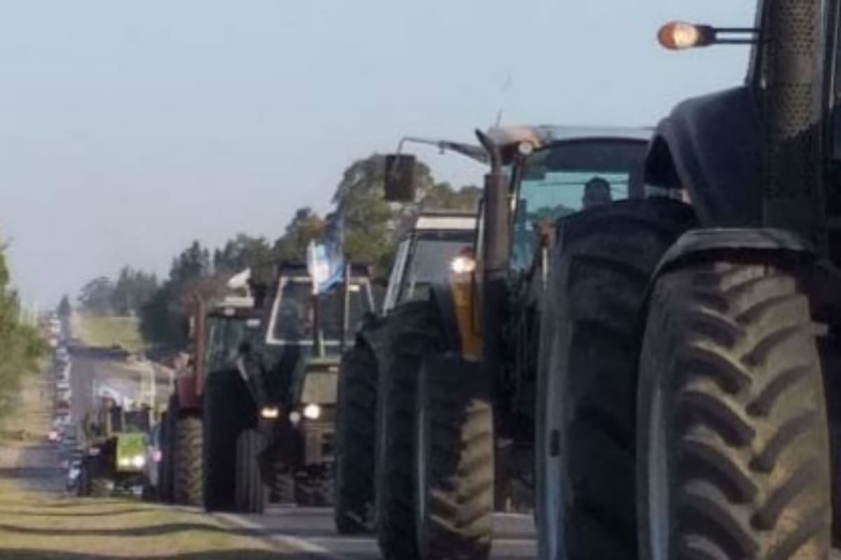Productores en Crespo, Entre Ríos, hoy en una larga movilización por el #12O