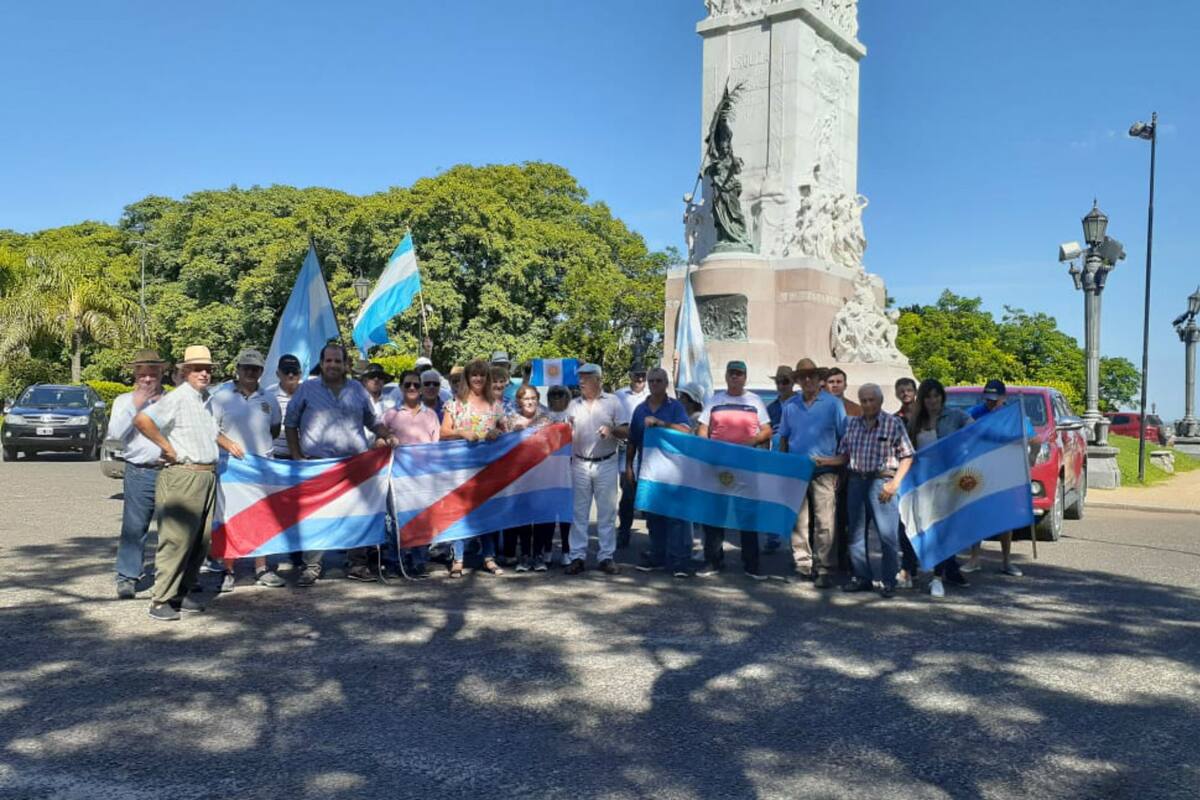 Productores en el Monumento a Urquiza tras el camionetazo