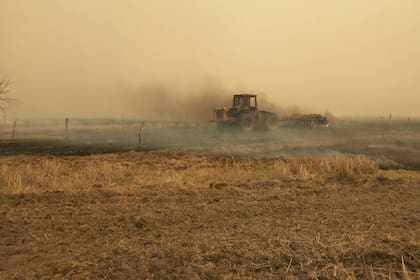 Productores intentan apagar un campo en Formosa usando su propia maquinaria